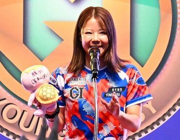 ファンに投げ込むひめちゃんのぬいぐるみに「勝つ!!迷わんばい!!」と書き込んだ米丸乃絵