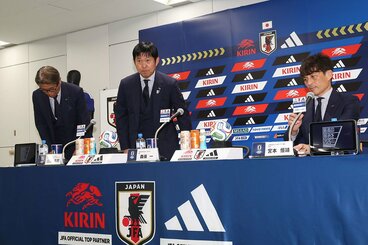 帰国し会見に臨んだ（左から）山本昌邦ダイレクター、森保一監督、宮本恒靖会長