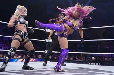 テクラ(左)にソバットをくらわす白川未奈 ⒸAll Elite Wrestling