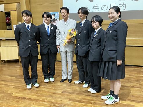 杉良太郎 映画公開を記念に中高生280人の前で講演「うそか本当か