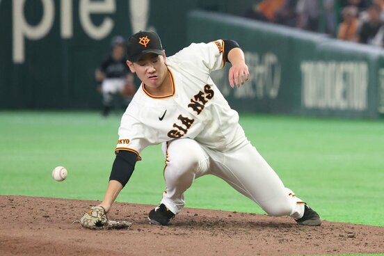 ５回、打球をはじき適時打とされた巨人・井上