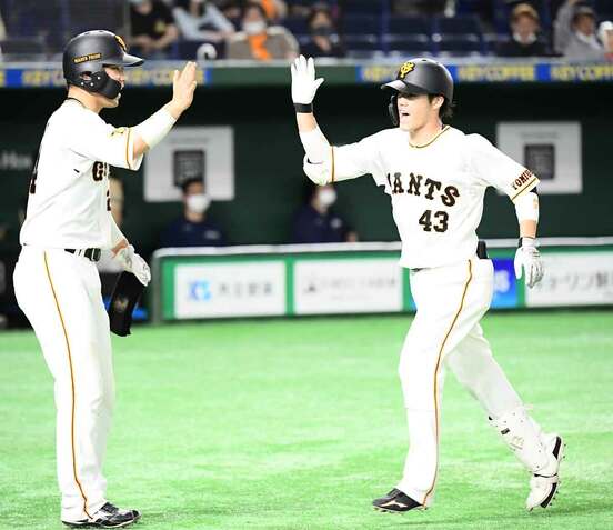  ７回に２号２ランを放ち大城（左）とハイタッチする巨人・重信