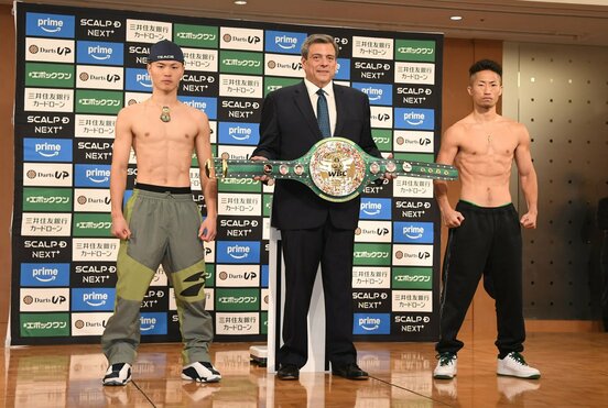 左から那須川天心、特製ベルトをもつ、マウリシオ・スライマンWBC会長、井上拓真