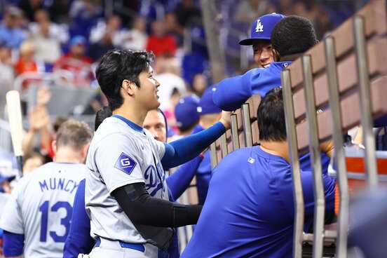 山本由伸に祝福される大谷翔平
