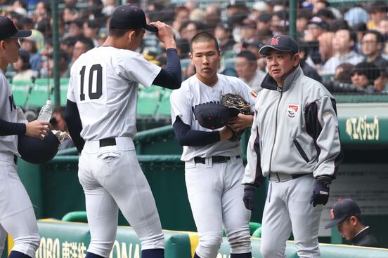 選手に声をかける村田監督