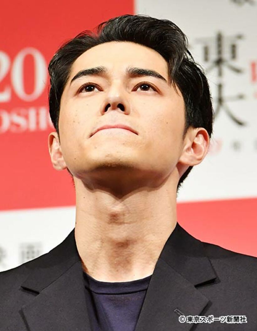  イベント終了後に囲み取材に応じた東出