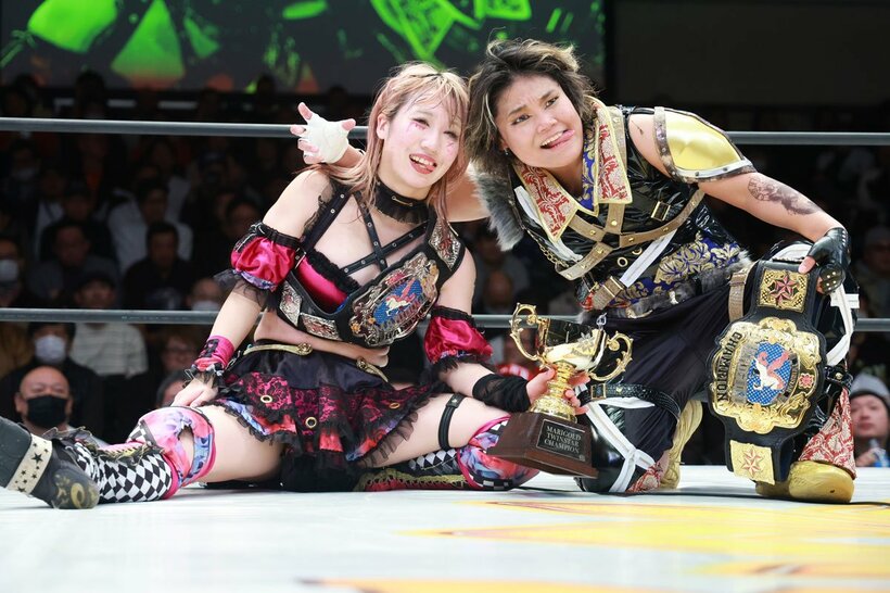 防衛に成功した松井珠紗（左）とＣＨＩＡＫＩ