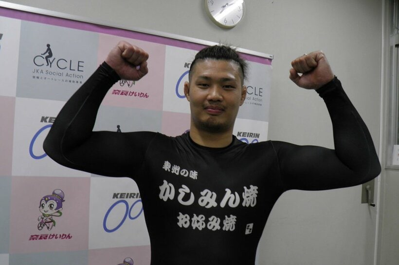 １着スタートを決めてガッツポーズの田中大我