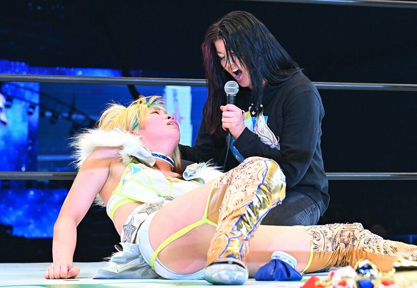 ワンダー王座を戴冠したものの、盟友だったビー・-プレストリー(右)の裏切りを受けた羽南