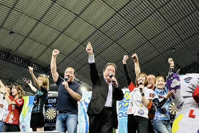 東京スポーツ新聞社・平鍋幸治社長（中央）と、にしたんクリニック・西村誠司社長（左）。周囲はダーツのプロ選手など