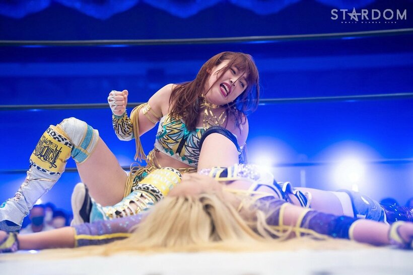  渡辺桃(手前)をフェニックススプラッシュで沈めた上谷沙耶