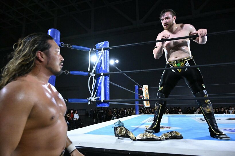 試合後、辻陽太(左)を見下ろすIWGP王者カラム・ニューマン