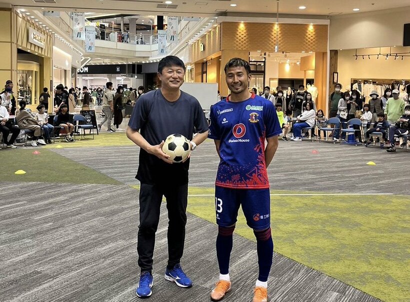 サッカー教室に参加した武田氏（左）と都並