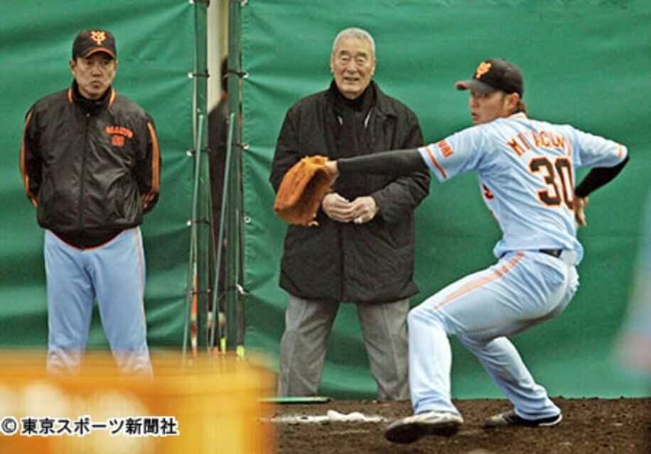 原監督、ＯＢの金田氏（左から）に見守られ投球練習する宮国