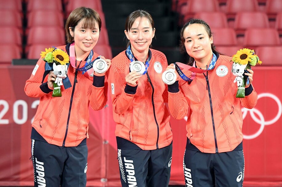  銀メダルの（左から）平野美宇、石川佳純、伊藤美誠