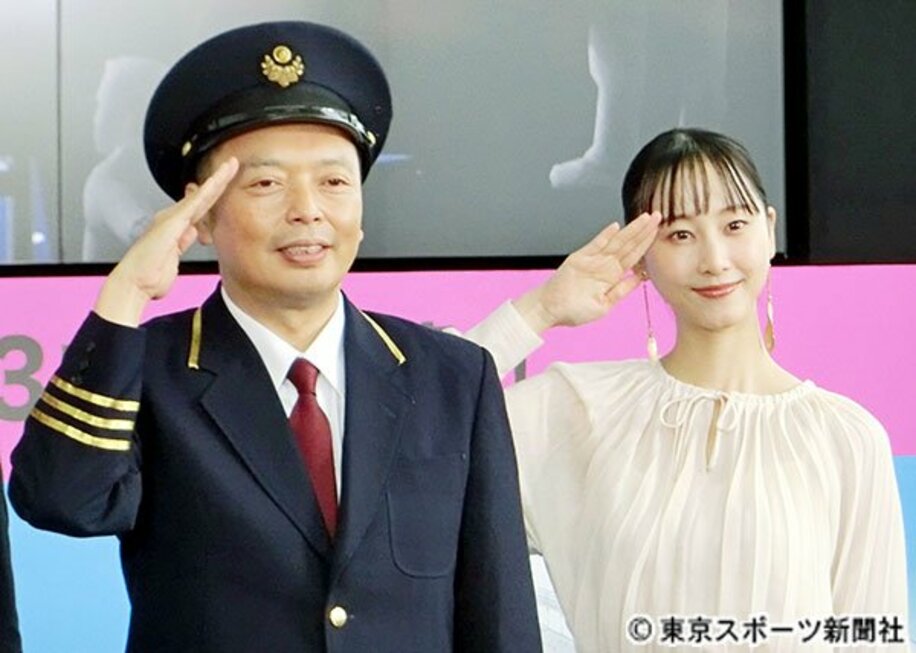  敬礼ポーズをする中川礼二（左）と松井玲奈