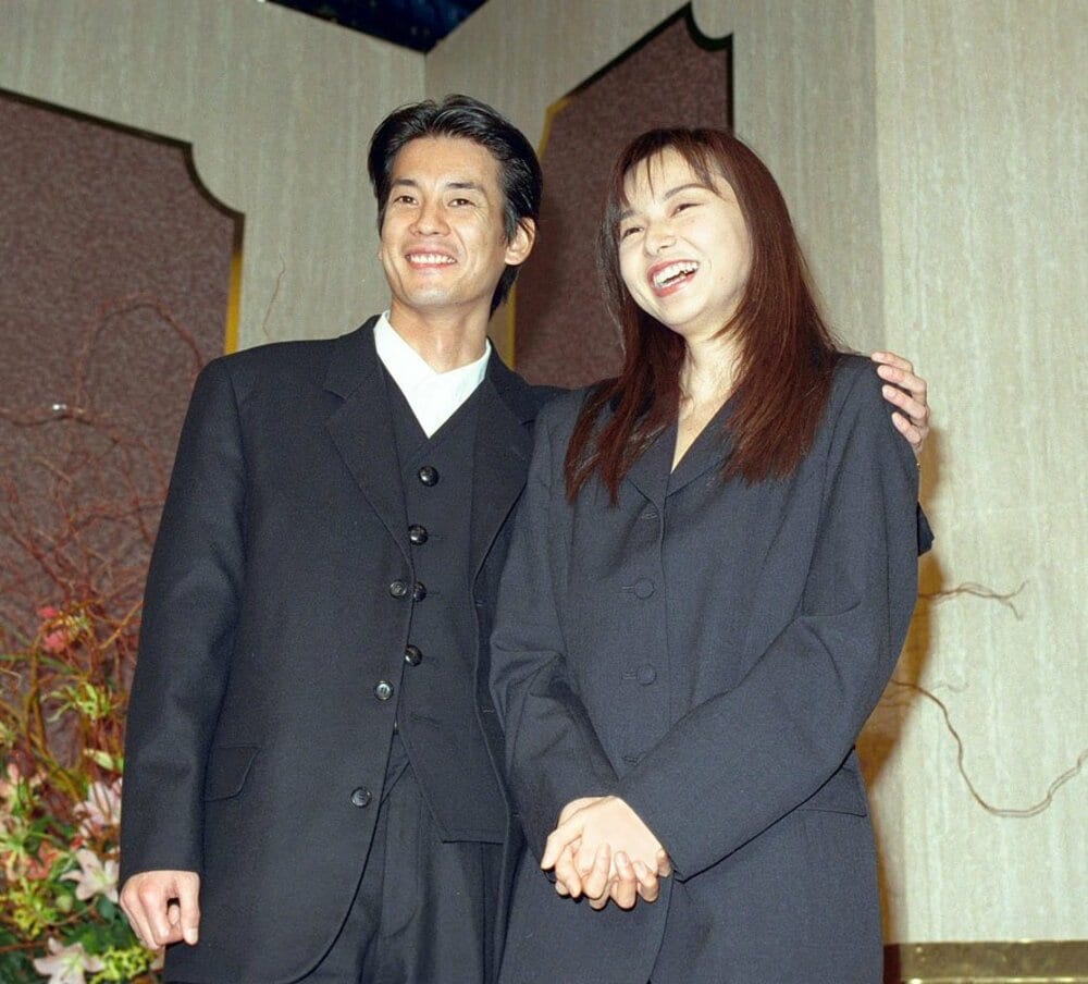 １９９５年１２月、結婚会見を行う唐沢寿明と山口智子