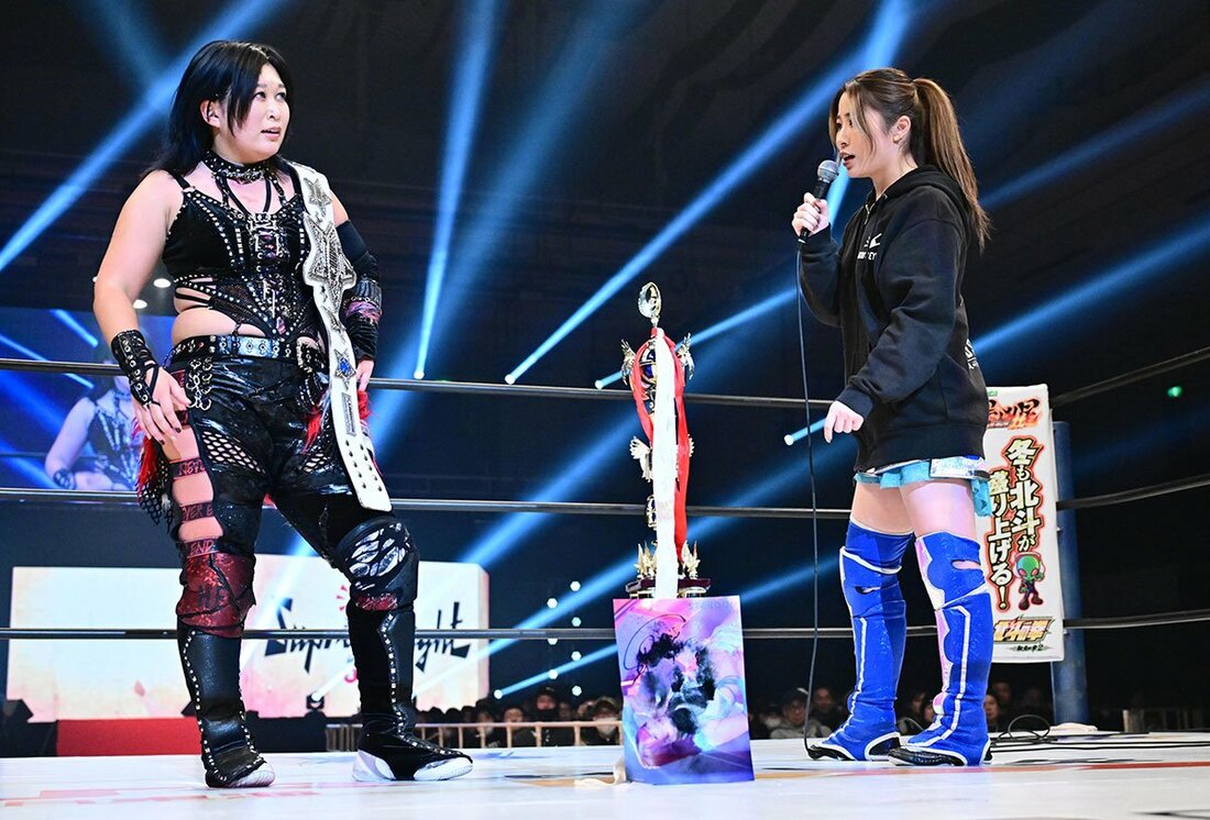 試合後、小波(左)に挑戦表明した妃南