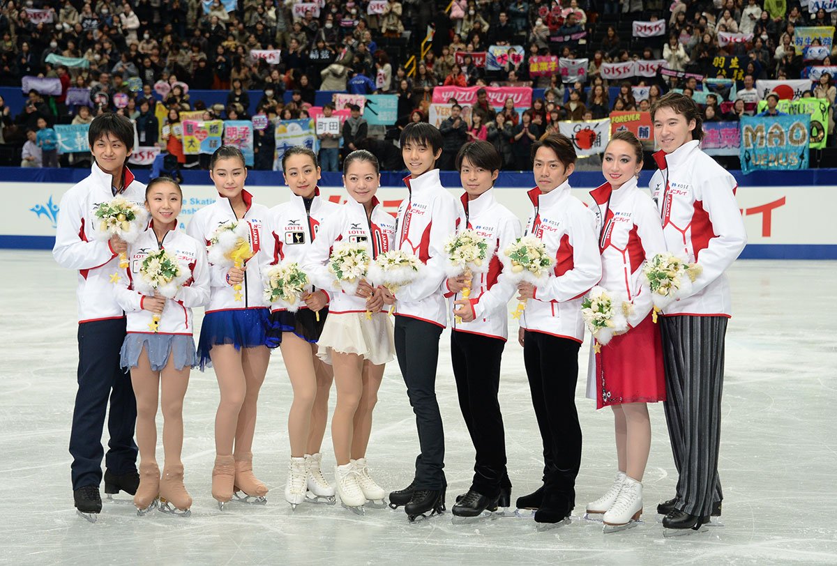 羽生結弦(中央)とともに写真に納まる高橋成美(左から２人目、左端は木原龍一＝2013年)