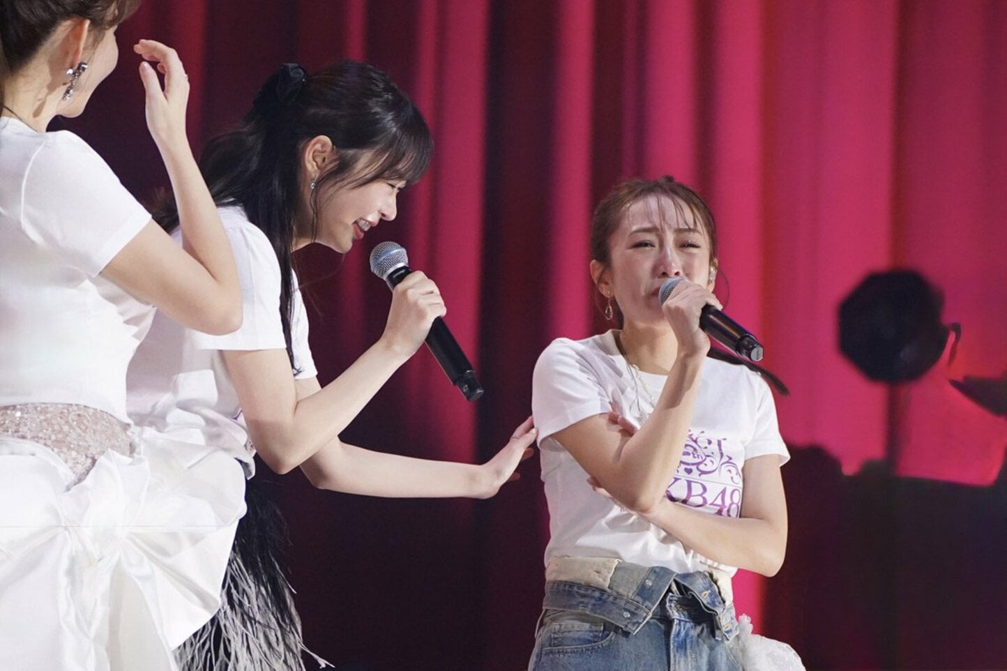 涙を流す高橋みなみ（右）と指原莉乃（Ｃ）ＡＫB４８