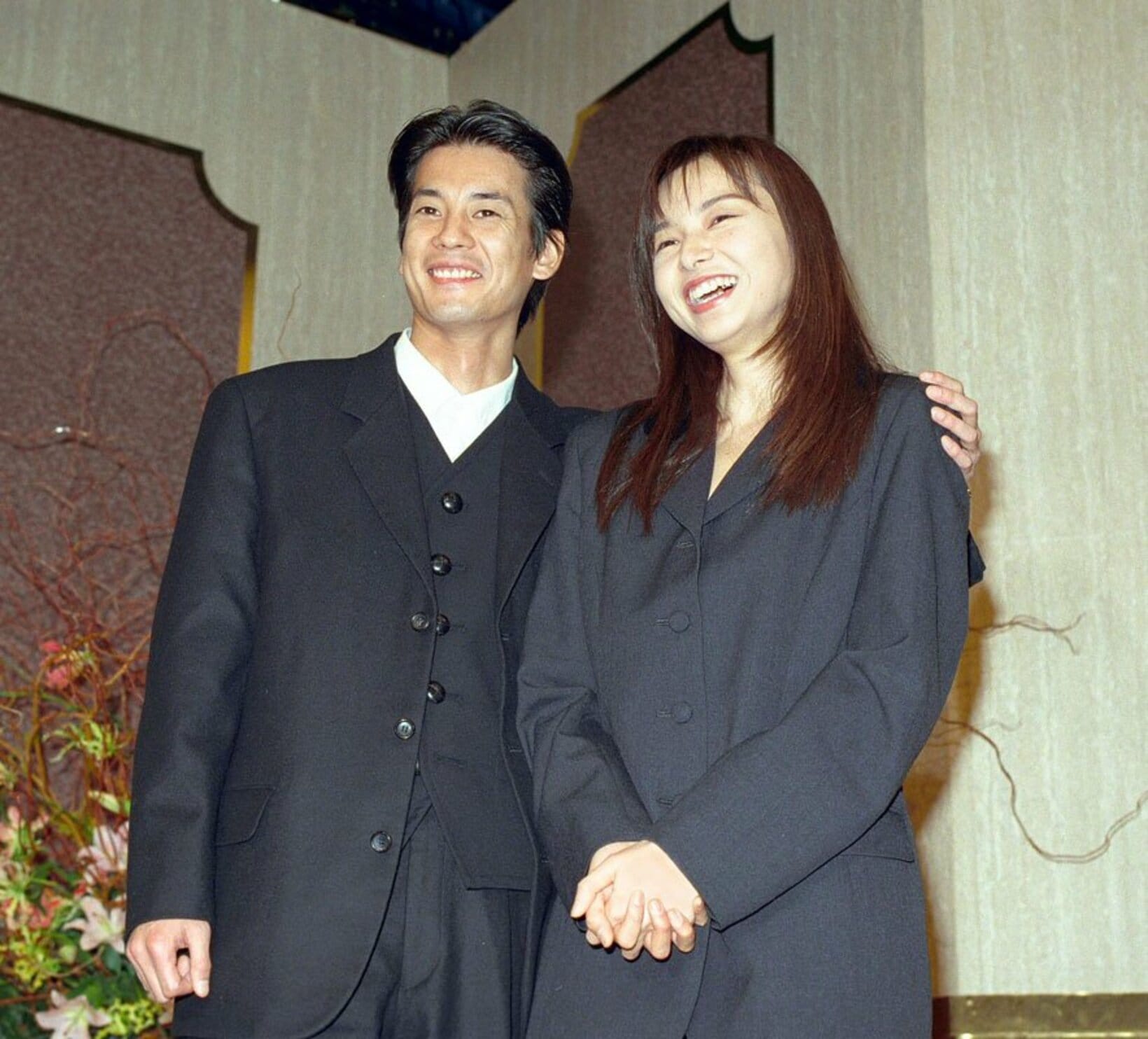 １９９５年１２月、結婚会見を行う唐沢寿明と山口智子