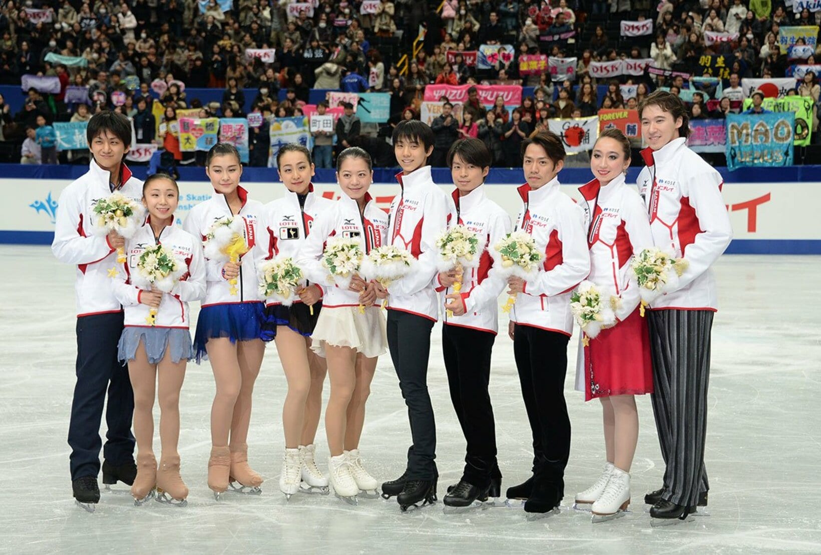 羽生結弦(中央)とともに写真に納まる高橋成美(左から２人目、左端は木原龍一＝2013年)