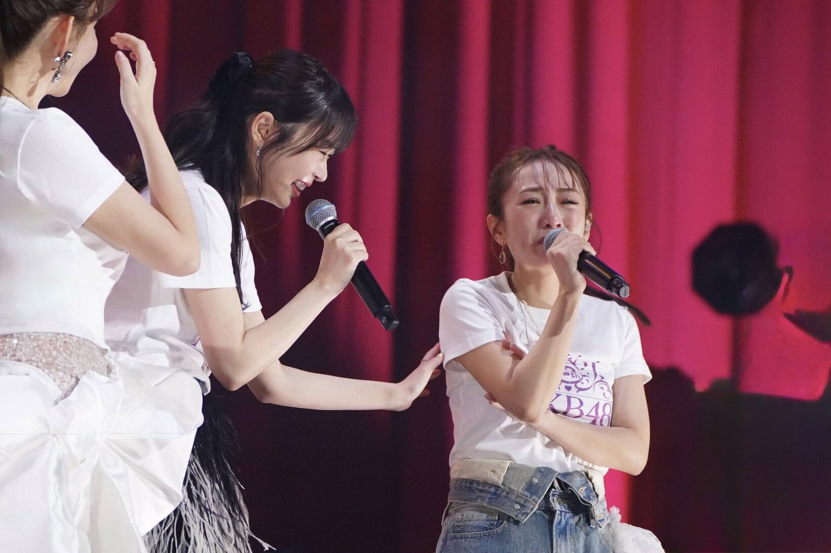 涙を流す高橋みなみ（右）と指原莉乃（Ｃ）ＡＫB４８