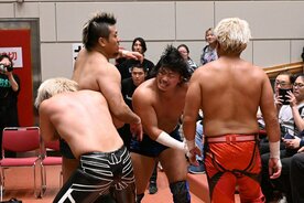 試合後に稲村ともみ合う煌牙