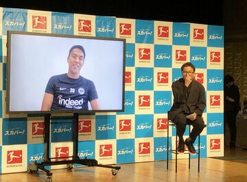  野々村チェアマン(右)と、オンラインで登場した長谷部誠（東スポWeb）