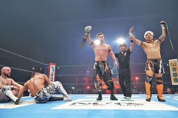 ベルト奪回に成功したロビー・イーグルス(右端)と藤田晃生