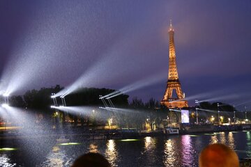 ライトアップされるエッフェル塔