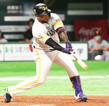  低めの球に食らいつき、今季１号を放ったソフトバンク・バレンティン
