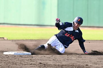走塁練習で拡大ベースの二塁に滑り込む日本ハム・五十幡亮汰