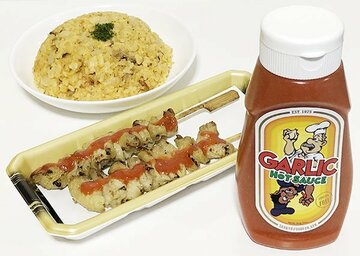  市販の焼き鳥にかけたり、チャーハンに混ぜてもいい三共食品の「ガーリックホットソース」