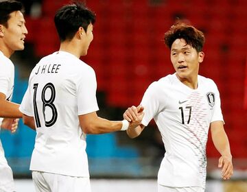  初戦の香港戦でゴールを決めた羅相浩（右＝ロイター）