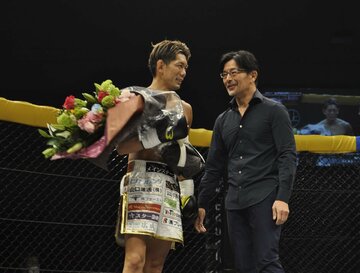  試合前は笑顔で皇治（左）に花束を渡した榊原ＣＥＯだったが…（東スポWeb）