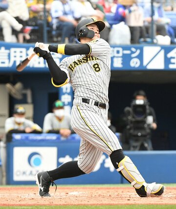  ３回、豪快なスイングで８号ソロを放った阪神・佐藤輝（東スポWeb）