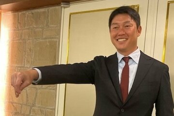 ドラフト前日会議に出席した広島・新井監督。当日のクジは右手で引く