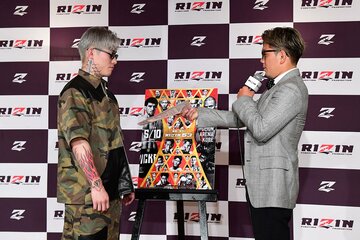 【写真】会見では平本蓮(左)に請求書を渡した皇治