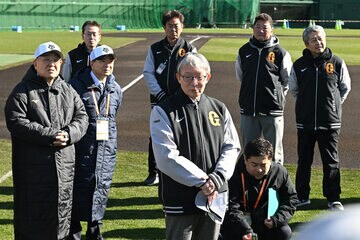キャンプで訓示した巨人の山口寿一オーナー（中）