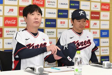 11月の日韓戦前の会見でも、ユーモアを見せた韓国代表のリュ・ジヒョン監督(左)