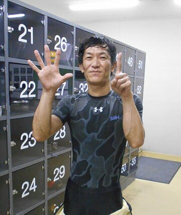  笑顔で「１５００」ポーズをとった坂口周