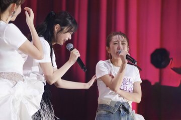 涙を流す高橋みなみ（右）と指原莉乃（Ｃ）ＡＫB４８