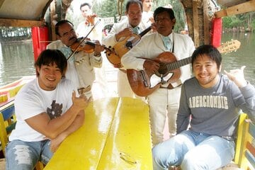 メキシコ遠征に挑んだ中邑真輔（右）とオフを満喫（05年9月）