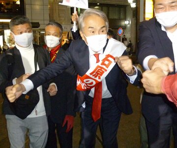 支持者とグータッチする石原伸晃氏（東スポWeb）