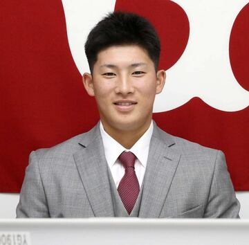 契約更改後取材に応じる増田陸（球団提供）