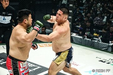 酒井リョウと殴り合う貴賢神