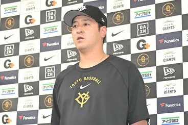 囲み取材を受ける岸田行倫
