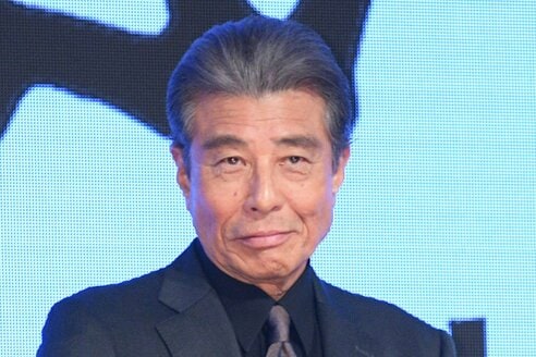 舘ひろし サングラス越しの〝カンペ確認疑惑〟に赤裸々回答「貼りっ