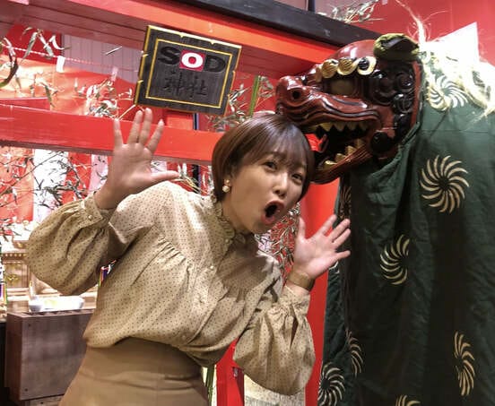  獅子舞に噛まれる紗倉まな（東スポWeb）